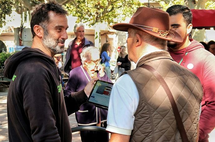 Personas conversando al aire libre en un patio