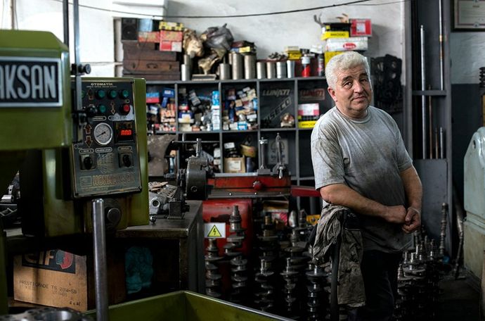 Persona en un taller de maquinaria