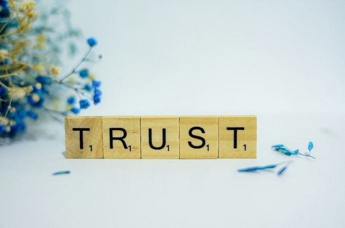 Una imagen de bloques de letras que forman la palabra "trust"