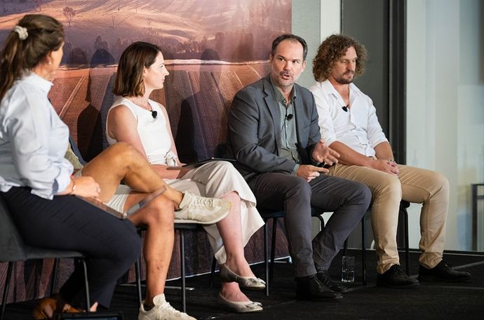 Dr Kieren Moffat discutiendo los méritos de medir el sentimiento comunitario en un panel para el sector agrícola