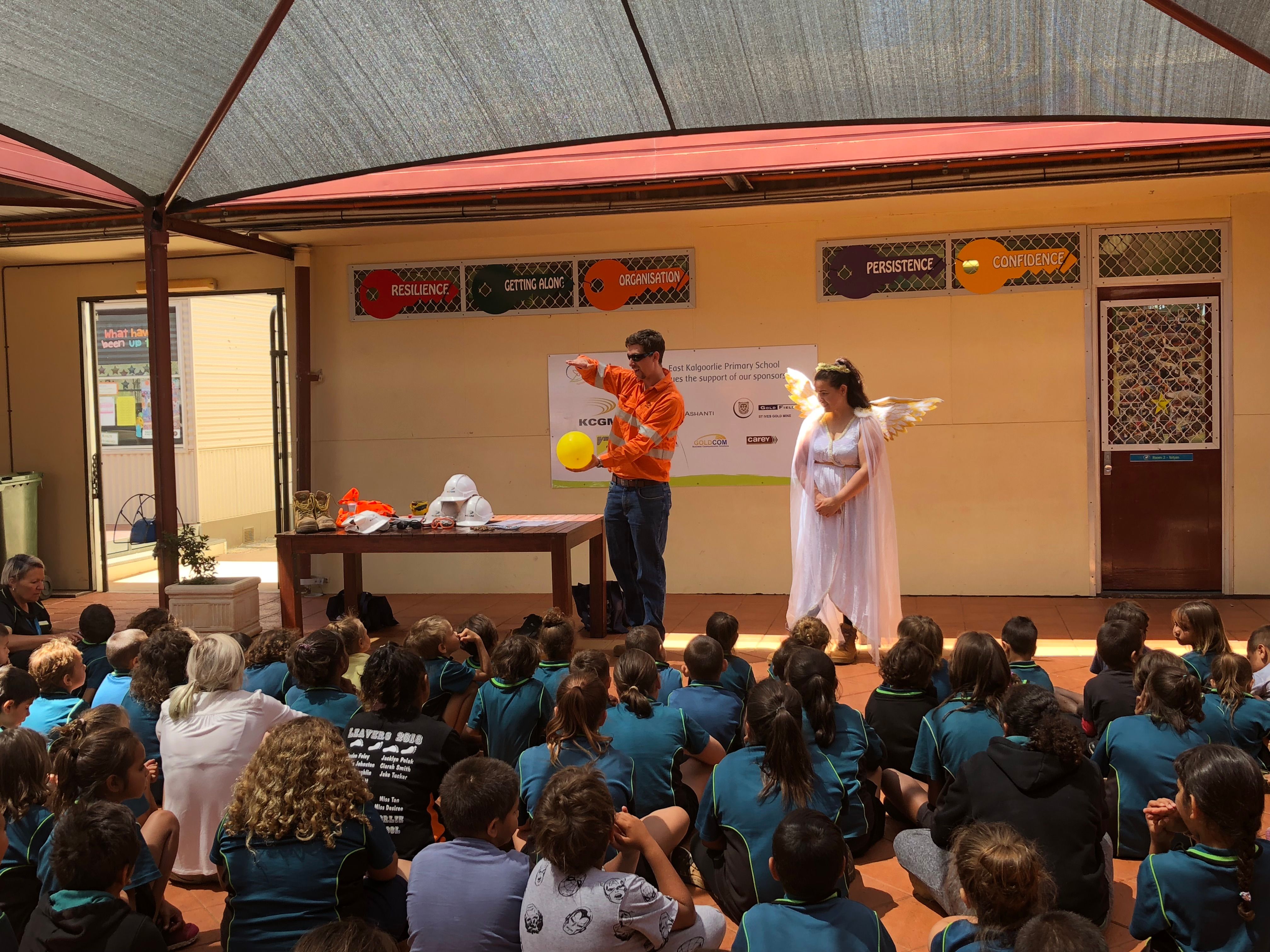 Personas reunidas observando una charla de KCGM