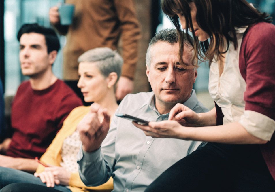 Personas mirando un dispositivo juntas