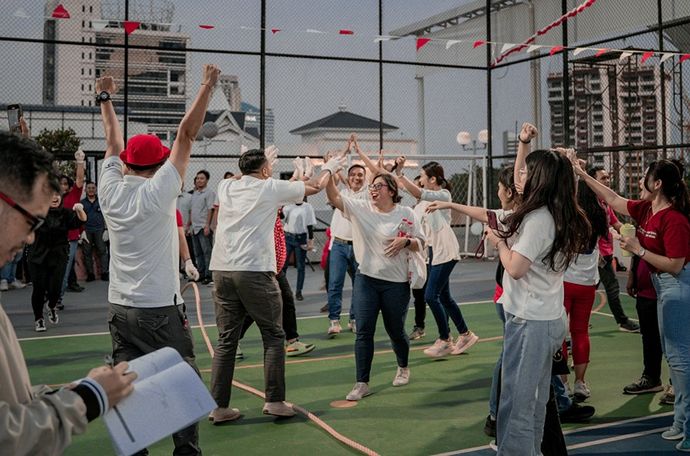 Personas celebrando juntas