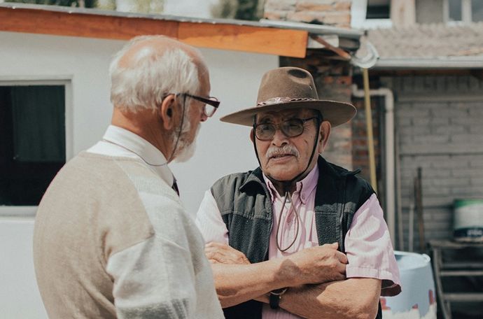 Dos personas preocupadas conversando sobre un tema