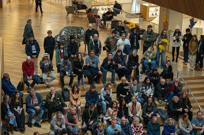 Stór hópur fólks að hlusta á erindi