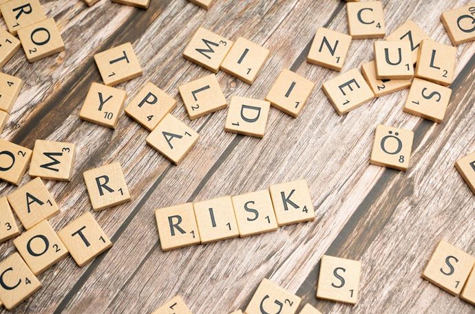 Bloques de letras que forman la palabra RISK