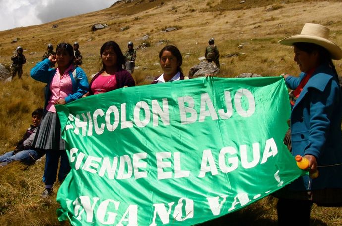 Personas con una pancarta