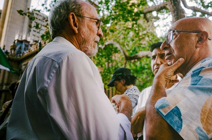 Miembros de la comunidad colaborando en iniciativas de participación digital