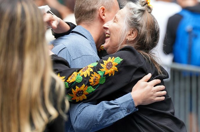 Dos personas abrazándose